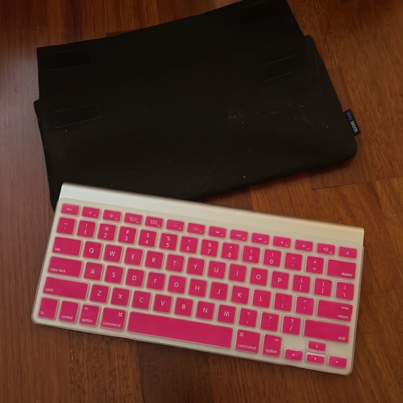 Apple Tablets & Accessories Apple Wireless Keyboard Case And Dust